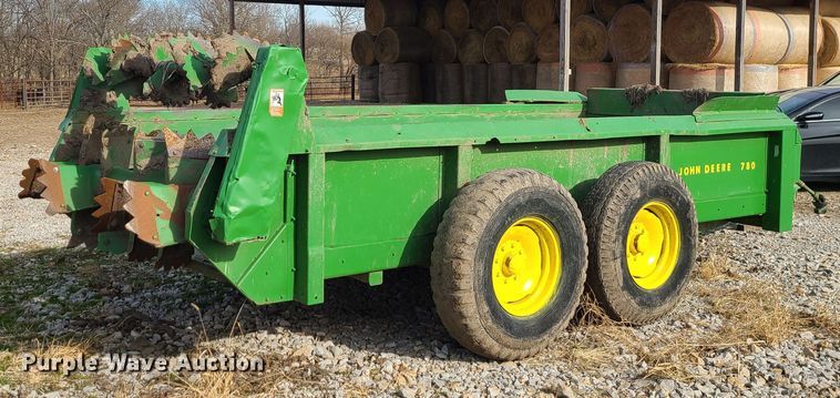image for item GB9176 John Deere 780  manure spreader