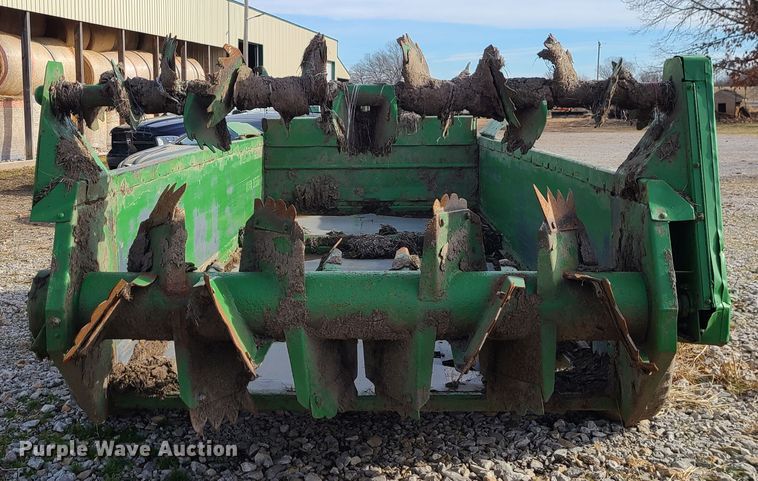 image for item GB9176 John Deere 780  manure spreader