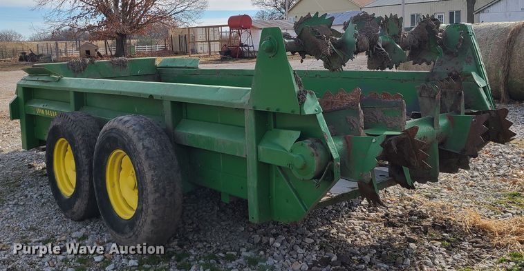 image for item GB9176 John Deere 780  manure spreader