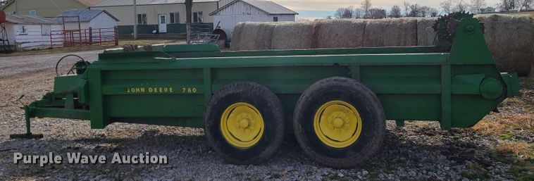 image for item GB9176 John Deere 780  manure spreader