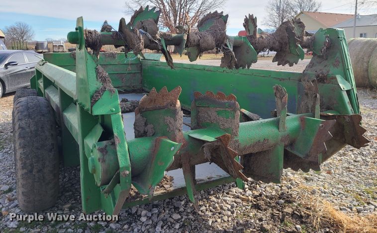 image for item GB9176 John Deere 780  manure spreader