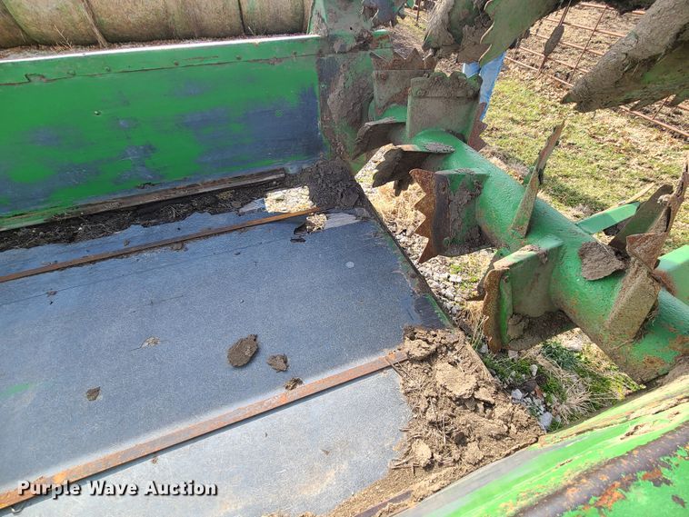 image for item GB9176 John Deere 780  manure spreader