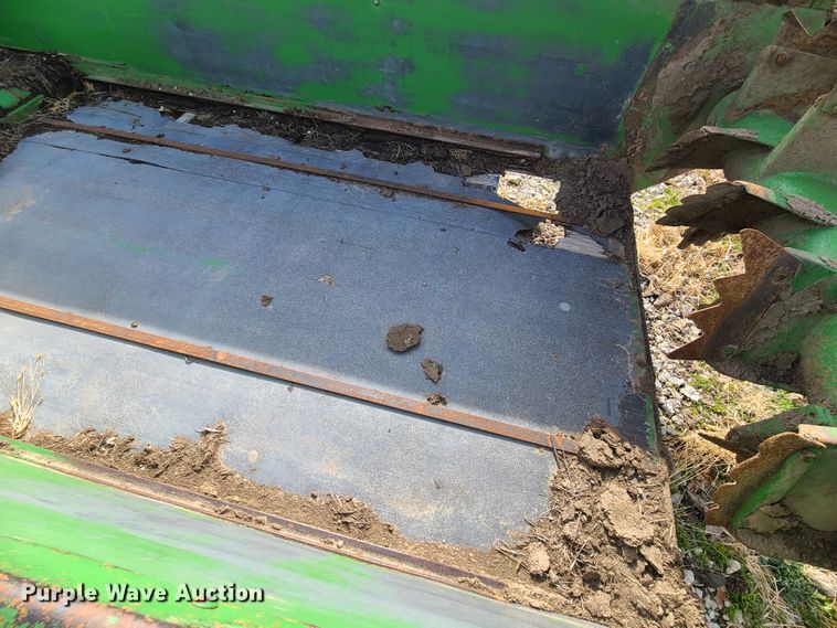 image for item GB9176 John Deere 780  manure spreader