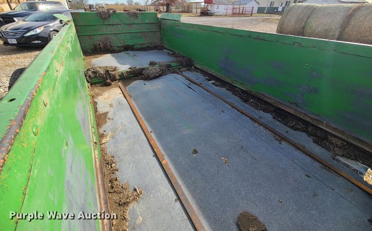 image for item GB9176 John Deere 780  manure spreader