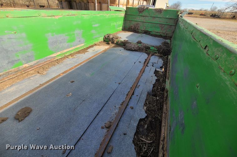 image for item GB9176 John Deere 780  manure spreader