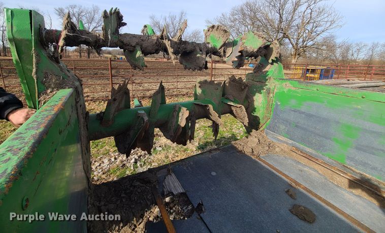 image for item GB9176 John Deere 780  manure spreader