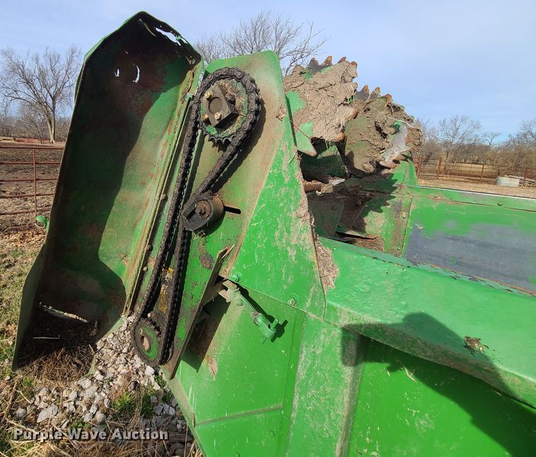 image for item GB9176 John Deere 780  manure spreader