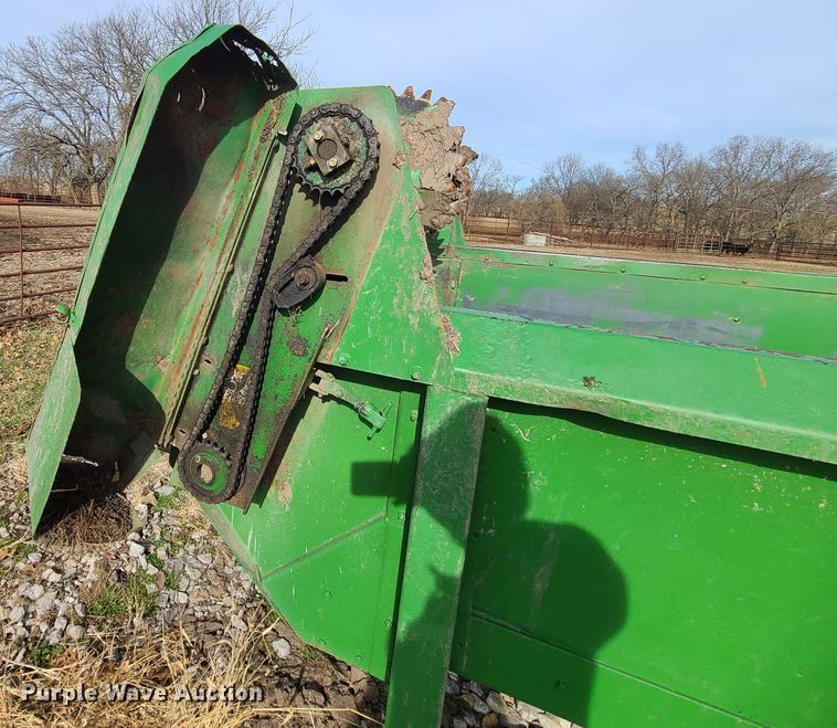 image for item GB9176 John Deere 780  manure spreader