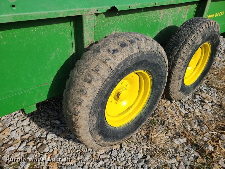 image for item GB9176 John Deere 780  manure spreader