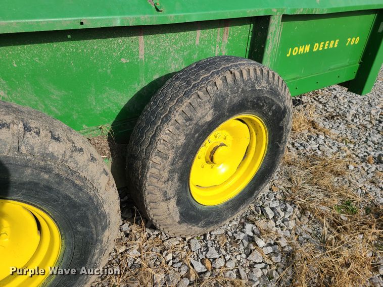 image for item GB9176 John Deere 780  manure spreader
