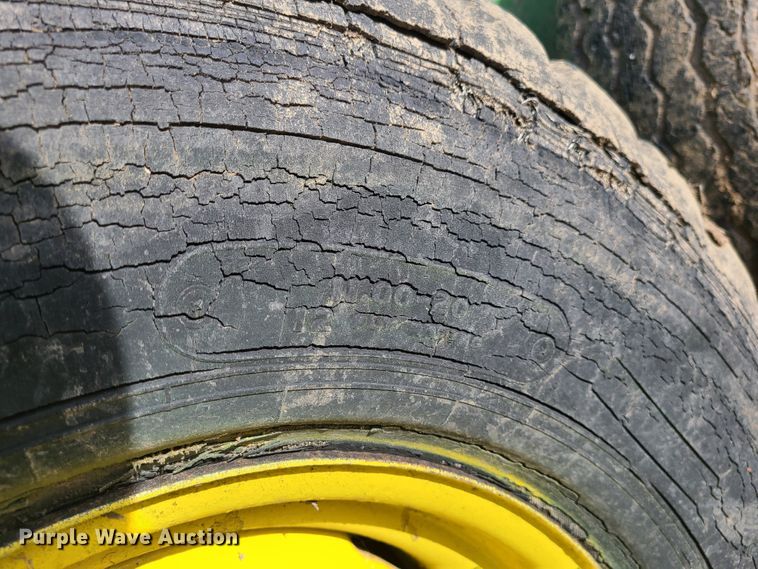 image for item GB9176 John Deere 780  manure spreader