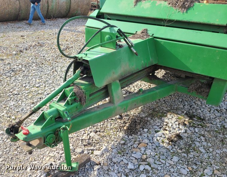 image for item GB9176 John Deere 780  manure spreader