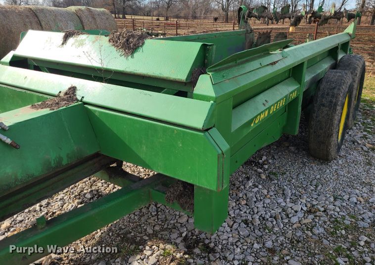 image for item GB9176 John Deere 780  manure spreader