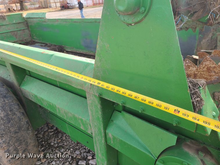 image for item GB9176 John Deere 780  manure spreader