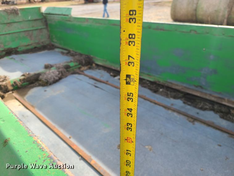 image for item GB9176 John Deere 780  manure spreader