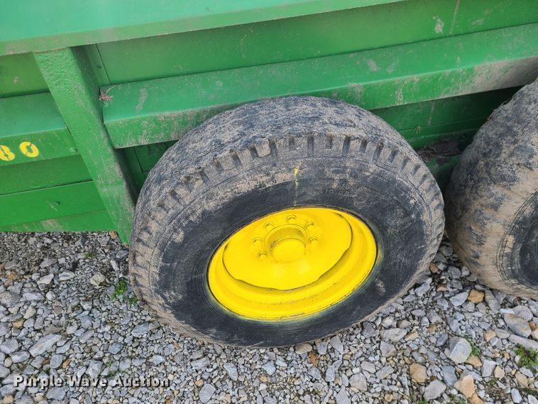 image for item GB9176 John Deere 780  manure spreader