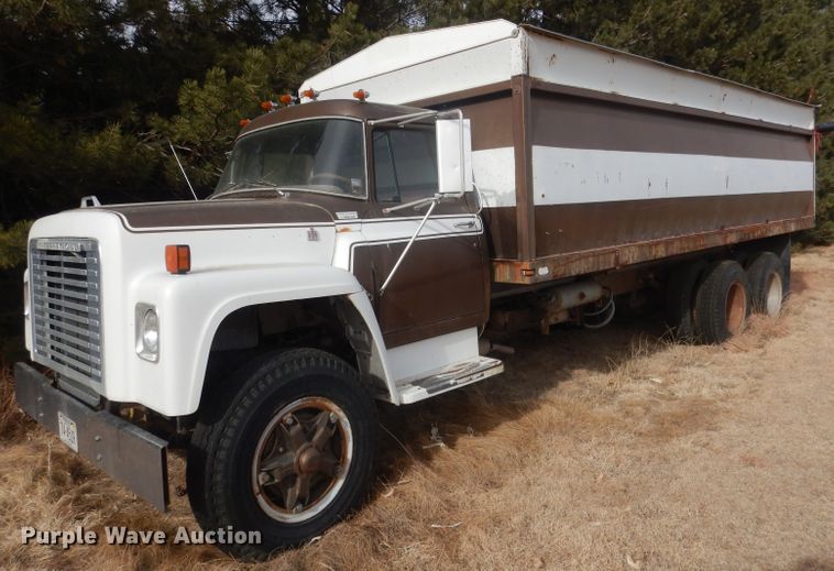 image for item HU9384 1976 International Loadstar 1700  grain truck