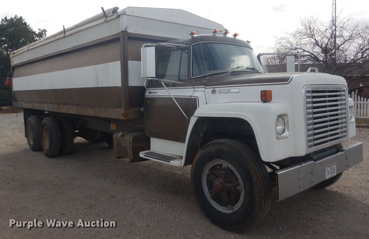 image for item HU9384 1976 International Loadstar 1700  grain truck