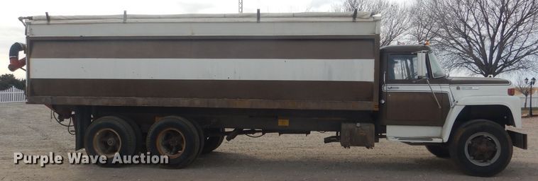 image for item HU9384 1976 International Loadstar 1700  grain truck