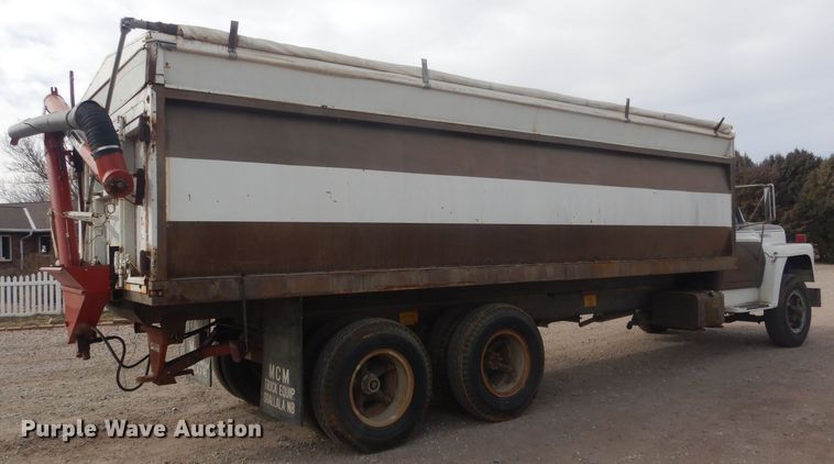 image for item HU9384 1976 International Loadstar 1700  grain truck