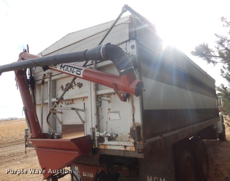 image for item HU9384 1976 International Loadstar 1700  grain truck