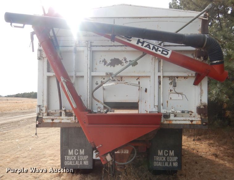 image for item HU9384 1976 International Loadstar 1700  grain truck