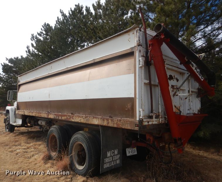 image for item HU9384 1976 International Loadstar 1700  grain truck
