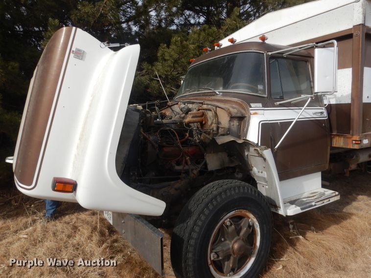 image for item HU9384 1976 International Loadstar 1700  grain truck