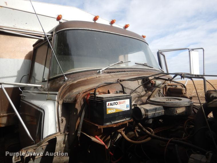 image for item HU9384 1976 International Loadstar 1700  grain truck