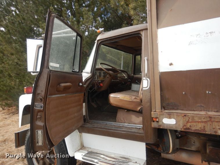 image for item HU9384 1976 International Loadstar 1700  grain truck