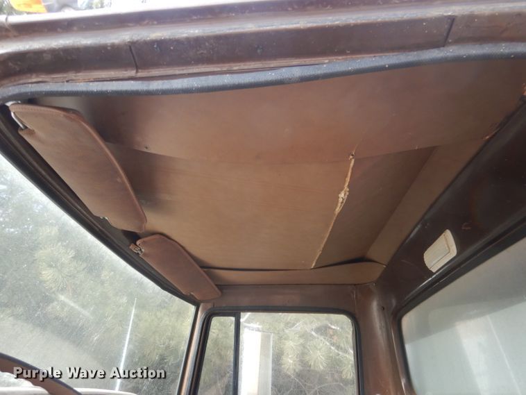 image for item HU9384 1976 International Loadstar 1700  grain truck