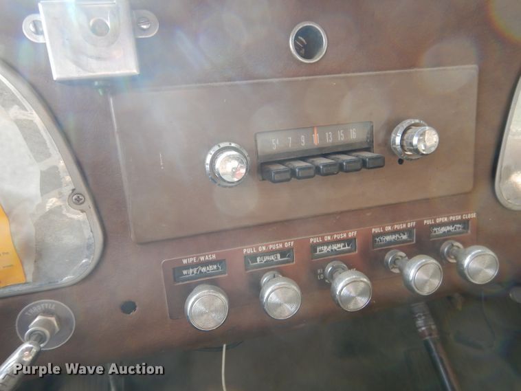 image for item HU9384 1976 International Loadstar 1700  grain truck