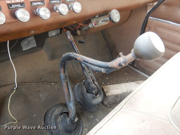 image for item HU9384 1976 International Loadstar 1700  grain truck