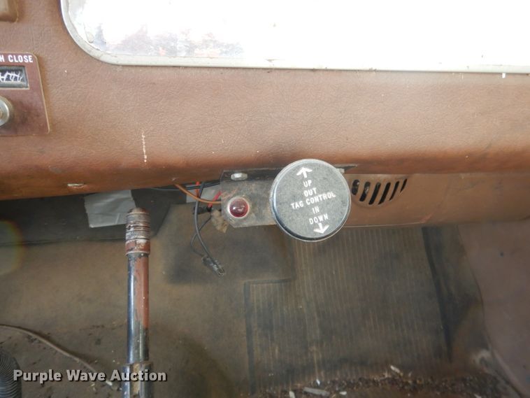 image for item HU9384 1976 International Loadstar 1700  grain truck