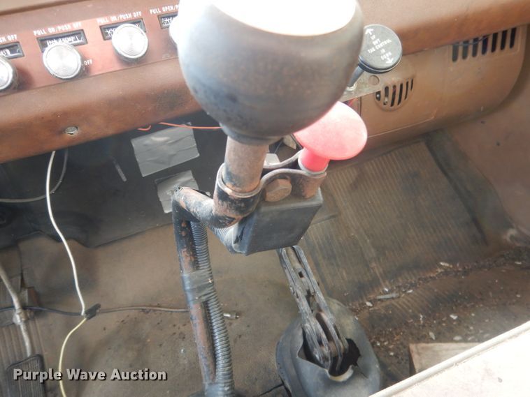 image for item HU9384 1976 International Loadstar 1700  grain truck