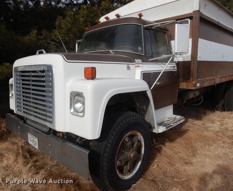 image for item HU9384 1976 International Loadstar 1700  grain truck