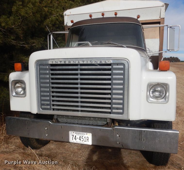 image for item HU9384 1976 International Loadstar 1700  grain truck