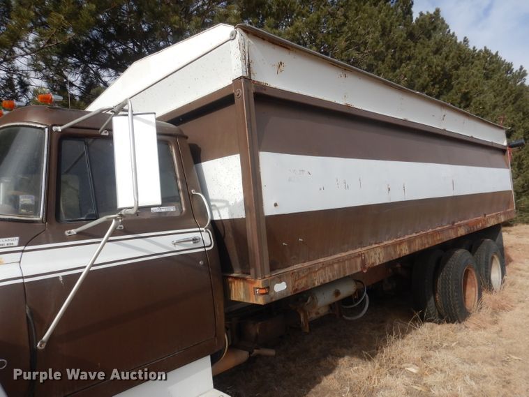 image for item HU9384 1976 International Loadstar 1700  grain truck