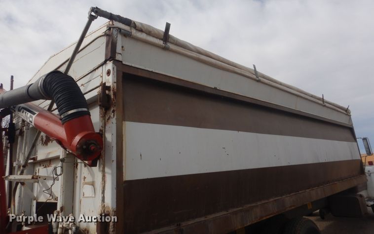 image for item HU9384 1976 International Loadstar 1700  grain truck