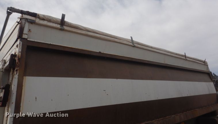 image for item HU9384 1976 International Loadstar 1700  grain truck