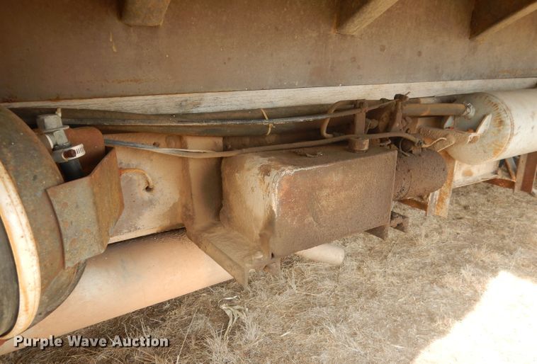 image for item HU9384 1976 International Loadstar 1700  grain truck