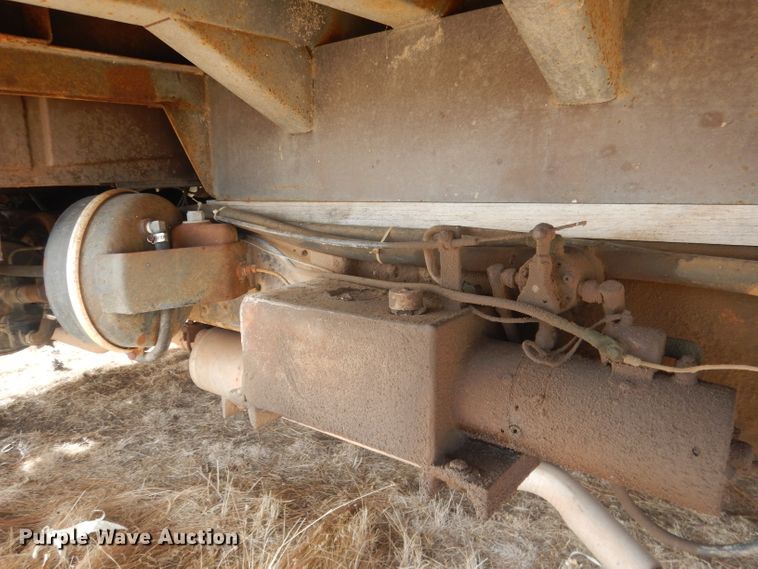 image for item HU9384 1976 International Loadstar 1700  grain truck