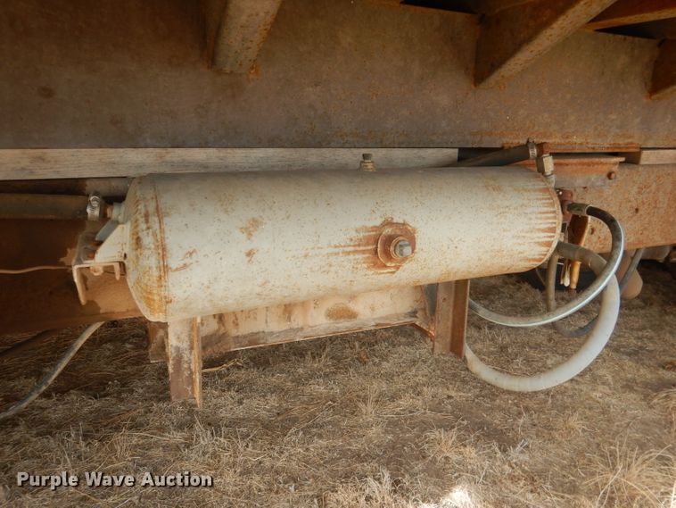 image for item HU9384 1976 International Loadstar 1700  grain truck