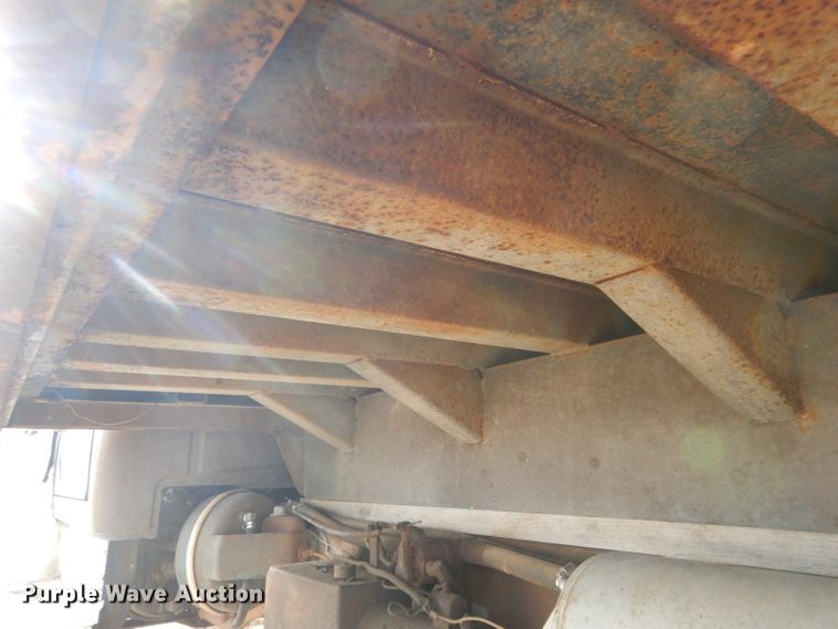 image for item HU9384 1976 International Loadstar 1700  grain truck