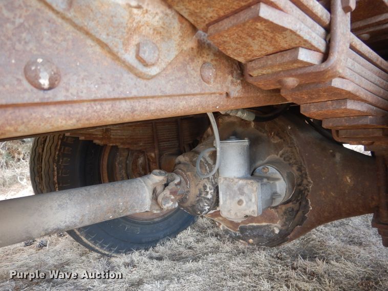 image for item HU9384 1976 International Loadstar 1700  grain truck