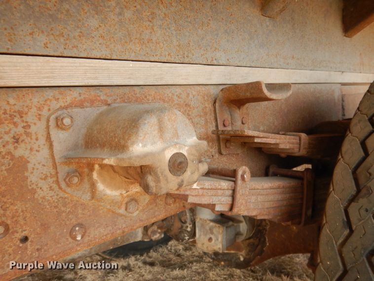 image for item HU9384 1976 International Loadstar 1700  grain truck