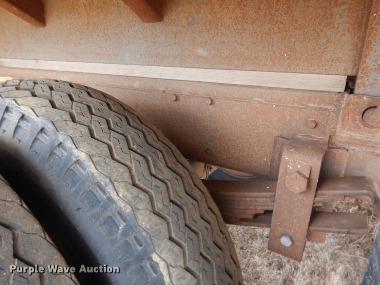 image for item HU9384 1976 International Loadstar 1700  grain truck