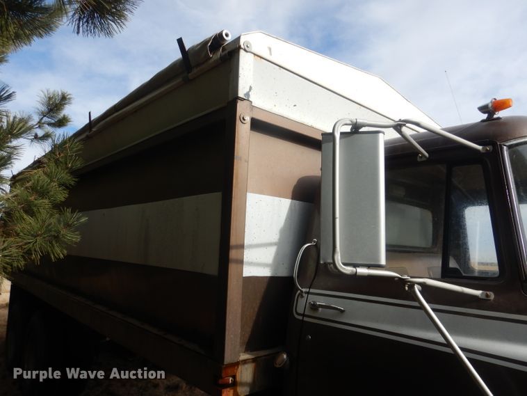 image for item HU9384 1976 International Loadstar 1700  grain truck