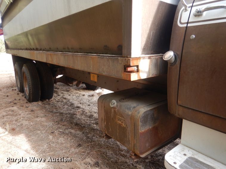 image for item HU9384 1976 International Loadstar 1700  grain truck