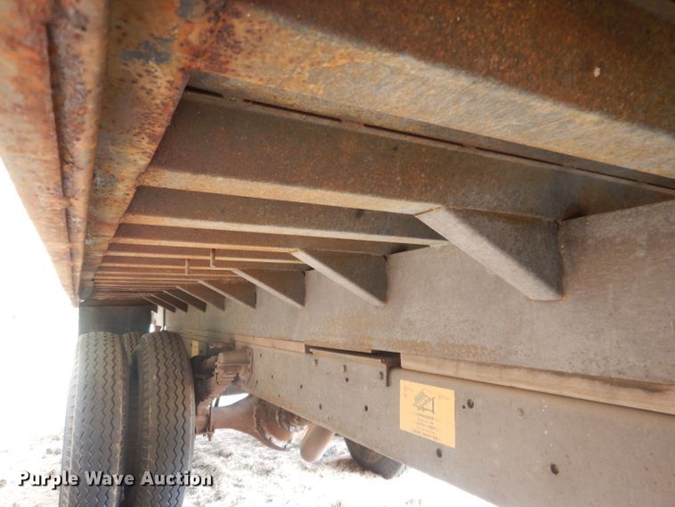 image for item HU9384 1976 International Loadstar 1700  grain truck